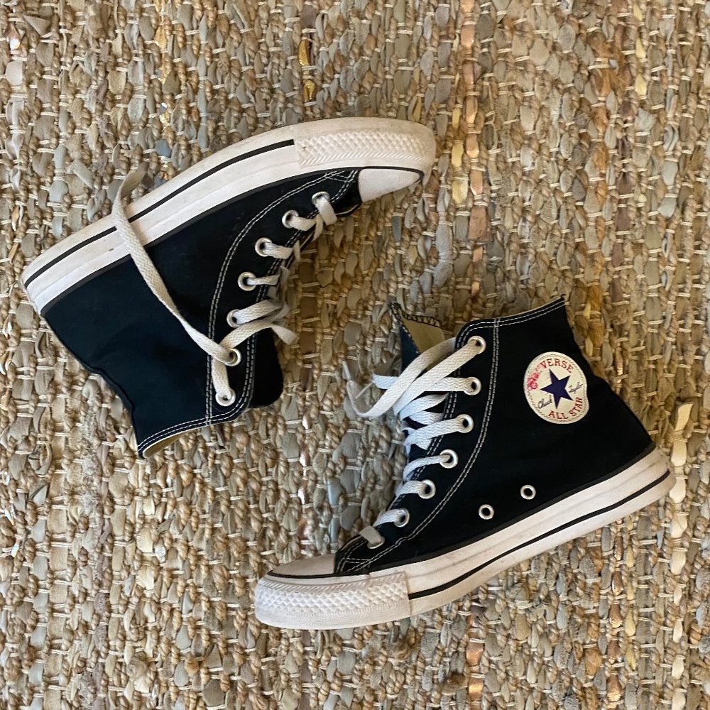 BLACK HIGH TOP CONVERSE -- SIZE 8